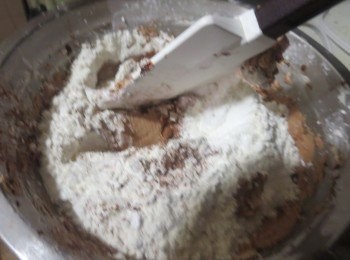 step4: 筛入低粉可可粉。