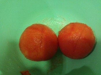 step1: 預熱焗爐爐温250度備用。先將蕃茄皮輕輕十字,然後用滾水煮兩分鐘攞起略凍後起皮切粒備用,熱水保留用來汆牛肋腩。