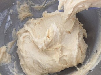 step7: 加入希臘乳酪攪拌至順滑, 完成麵糊