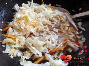 step2: 加入高麗菜和紅蘿蔔炒至軟加2杯水<span class="group_2">調味</span>