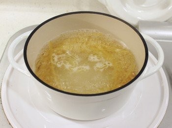 step4: 煮一鍋滾水, 放入鹽及橄欖油, 把乾意大利麵放入, 按包裝指示的灼麵時間減少兩分鐘, 之後隔水備用。