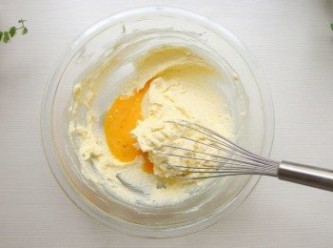 step5: 將雞蛋液分3-4次加入攪拌均勻。