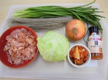 step1: 雞肉先用糖，鹽，胡椒粉，生粉，麻煩醃片刻