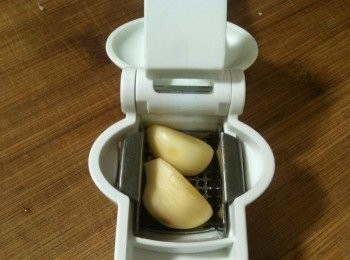 step1: 將大蒜用搗蒜器壓成泥。