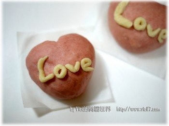 step4: 4 將發酵好的紅麵團捏塑出心型，白色捏出“love”。
接著沾上白開水即可黏在心型饅頭上
