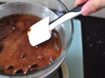 step2: 放入200克朱古力座溶，然後拌匀