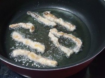 step4: 燒熱適量油,將已經沾滿生粉的冬菇條半煎炸方式將冬菇條炸至兩邊金黃即可上碟,再配上酸甜汁料進食