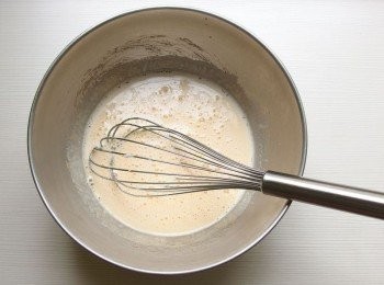 step5: 將熱牛奶倒入蛋黃液裡,攪拌均勻,再用濾網勺子過濾蛋奶醬,倒回牛奶鍋裡,加熱煮至83-85度c(煮成蛋奶醬,過程中請使用溫度計測量,勿超過85度c以免煮成蛋花狀) PS:蛋黃煮熟的溫度約83-85度c之內,勿超過85度c,不然會煮成"蛋花狀"。