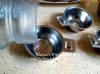 step19: 焗杯洗淨後用冰水沖一沖洗 , 同樣放入電蒸鍋內先蒸10分鐘