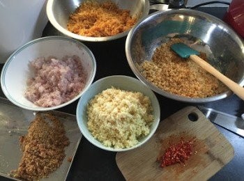 step4: 4. 乾蔥、蒜頭去衣，分別用機打碎成蓉; 辣椒和金華火腿切碎