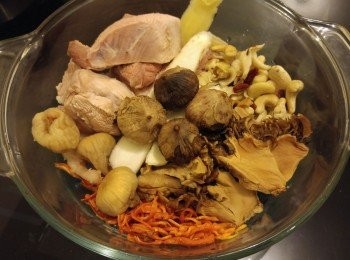 step2: 黑蒜可原隻類似馬來西亞肉骨茶做法或去皮同燉亦可,將所有煲湯料放入煲內注滿8分熱水,隔水燉兩半小時或水波爐過熱蒸氣功能250度燉80分鐘即成。