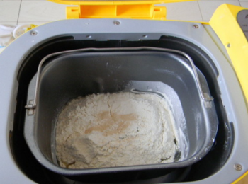 step1: 把牛奶，糖，鹽，麵粉和酵母放入麵包桶內，啟動和麵程式。