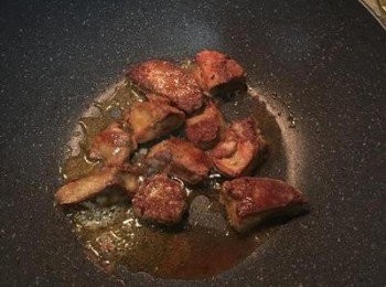 step3: 鍋子燒熱，抹少許橄欖油，將沾粉的肥肝入鍋煎到兩邊的表面上色，即可起鍋擺在烤好的麵包上。 越煎會越出油是正常的，因為肥肝脂肪含量很高。這個肥肝油可再利用來燉飯或做意大利麵都好香啊～