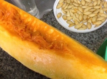 step1: 將買回來的南瓜核從瓜囊小心用手指挖出洗淨黏在瓜子上的瓜囊後用塩水浸瓜子取出隔去水份備用