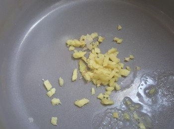 step2: 大火，燒熱易潔鑊，下薑爆香。
