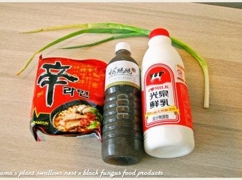 step1: 事先準備辛拉麵、黑木耳養生露、鮮奶、青蔥與玉米粒等<span class="group_1">食材</span>。