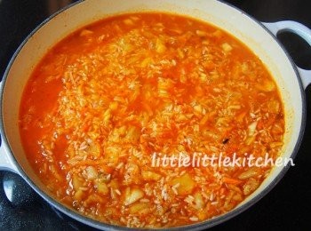 step5: 加入水份和海鮮湯粉（可用雞湯和水份代替）煮滾，加蓋中細火煮約 10 分鐘