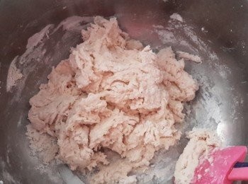 step2: 逐少加入牛奶及油拌勻，如麵糰太乾，多加點水，如太濕則多加點麵粉