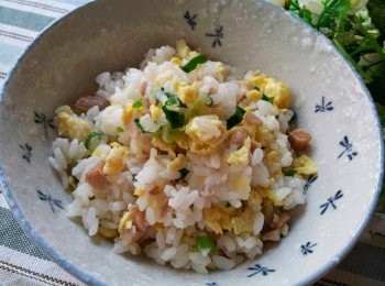 step1: 菜圃洗淨後用清水浸泡約2小時 , 時間到後把水份倒掉 , 再把菜圃切碎 ; 蛋打散 , 平底鍋燒熱後 , 加入一湯匙油 , 先把蛋炒香盛起 ;  再把切碎的菜圃加入炒香