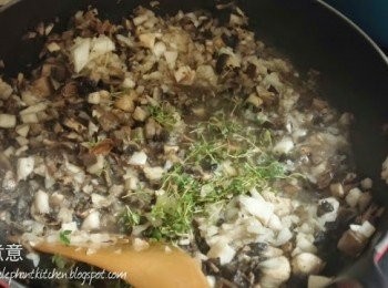step3: 加入牛肝菌干粒、蘑菇粒、百里香 (蘑菇會漸漸出水，再炒至水分收乾、變軟)