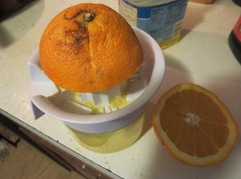 step1: 鲜橙切开一半，把橙挤出橙汁备用（不可用搅果汁机挤）
加入全部<span class="group_3">調味料</span>一起搅均匀，备用。