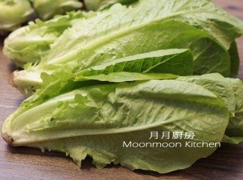 step1: 羅馬生菜切段，洗淨。