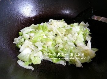 step9: 燒紅鑊 , 加入椰菜 , 少許鹽及水拌勻炒至椰菜熟透 , 盛起放入碗內