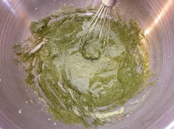 step4: 在蛋黃醬內加入已過篩的麵粉及綠茶粉，輕輕拌勻。