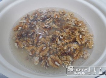 step1: 先把合桃用熱水烚一分鐘