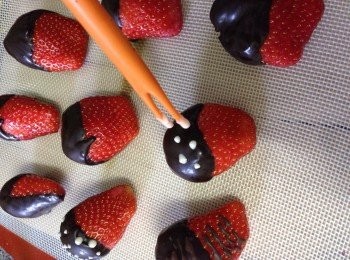 step5: 當朱古力漿放涼轉為啞色便代表已凝固好，之後可再加白朱古力漿點綴（喜歡亦可以灑果仁碎）更美味