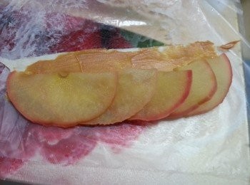 step7: 將蘋果片一塊塊舖上酥皮邊上