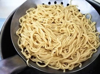 step2: 撈出麵條備用