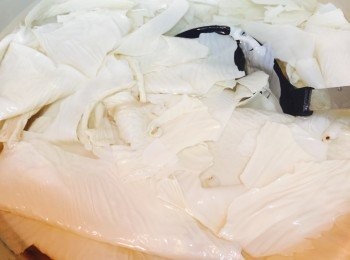 step3: 加入腐竹及冰糖，加蓋煮約15分鐘至腐竹溶化。喜歡吃到一片片腐竹的，可隨個人喜好縮短烹煮時間。