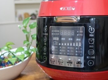 step11: 微電腦觸控面版12個一看就懂的顯示介面功能，
幾乎料理所需功能都具備，
平時使用只要依食材做選擇即可，
熟悉了各功能更能依需求自己在口感ˊ氣壓方面做+ -調整，
另外除了一般蒸氣壓力料理，快速省時外，
在無壓狀況下也可彈性運用，
無水烹ˊ蛋糕ˊ溫泉蛋ˊ更具備發酵箱功能。
所以像烘焙時的發酵ˊ優格製作ˊ
甚至是煎ˊ煮ˊ炒ˊ炸ˊ都勝任有餘，
說是萬用鍋真的一點都沒錯👍
做好料理，用好產品才能事半功倍。