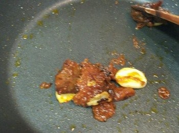 step3: 熱鍋下油，蒜片，辣醬及麵豉醬爆香。