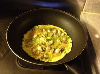 step5: 下油燒熱鑊, 倒入蛋漿, 煎好一邊再反轉煎另一邊