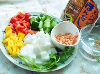 step1: 紅黃彩椒、小黃瓜、白蘿蔔切小塊狀，干貝泡溫米酒軟化