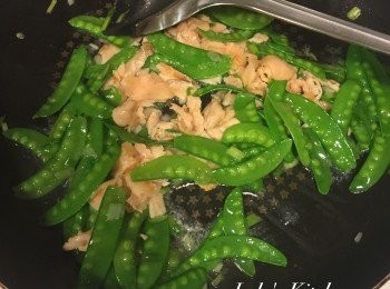 step2: 加入切碎的燻鮭魚片炒至熟透。