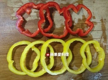 step1: 紅椒和黃椒去頭去尾後，切片，成甜椒圈。