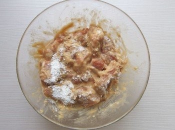 step3: 再加入雞蛋及地瓜粉和沙拉油混合均勻,放冰箱冷藏30分鐘讓排骨肉入味。