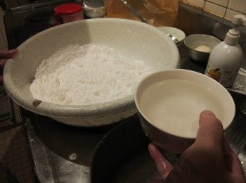 step7: 加入5碗水拌勻<span class="group_4">粉料</span>