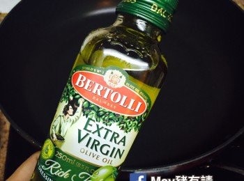 step2: 大火加熱白鑊約2分鐘，倒入特純橄欖油，轉中火倒入蛋漿。