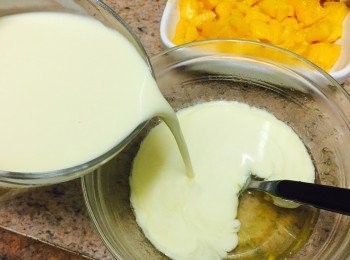 step3: 芒果汁、忌廉攪匀，分兩次倒入魚膠溶液拌約1分鐘至均匀。