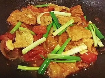 step7: 起鍋前 加入白醋及香油 蔥段拌炒均勻