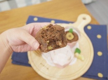 step12: 一口咬下的濕潤口感，每一口還能吃到新鮮香蕉呢 ♡

軟嫩巧克力蛋糕口感加上香蕉濕潤感，它們真是好朋友。

真的非常美味，加了香蕉在裏頭吃完超有飽足感的唷 ♪