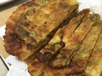 step4: 起鍋熱油加入蔥油餅煎至兩面金黃色，起鍋稍涼後切成1公分條狀備用。