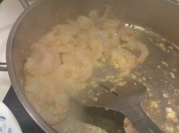 step2: 將帶子和蝦炒大約8成熟攞起備用,再將青口略為炒熱攞起備用。