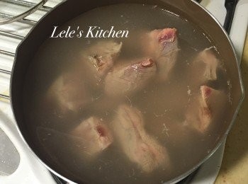 step1: 將小排用熱水川燙，去除血水。
