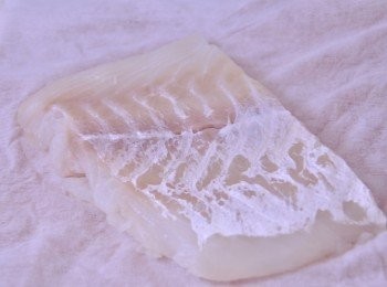 step1: 急凍鱈魚洗淨吸乾水，加小許鹽及胡椒粉醃3小時，蒸熟備用。