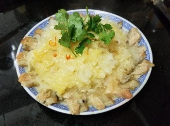 step8: 做法 :

將新鮮雪清洗後 , 去除中間底部位置 , 起鑊爆香蒜頭 , 乾蔥放入雪耳稍為爆炒 , 再加入雞湯約 200ml 水 , 煮 20 分鐘餘下湯汁留用 .

將放涼的豬踭切片 , 擺放上碟上 ( 如想更容易切出薄片 , 可放入雪櫃冷凍 1 小時 , 這樣肉質會較挺身, 較容易切成薄片) , 再將已入味的雪耳放上面 , 放入蒸燼以水滾計蒸 20 分鐘 , 蒸好後將碟內水份倒出 , 加回煮雪耳的湯汁 , 少少麻油 , 芫茜 , 薑絲 , 辣椒碎 , 生粉水埋芡淋上面 , 完成 .